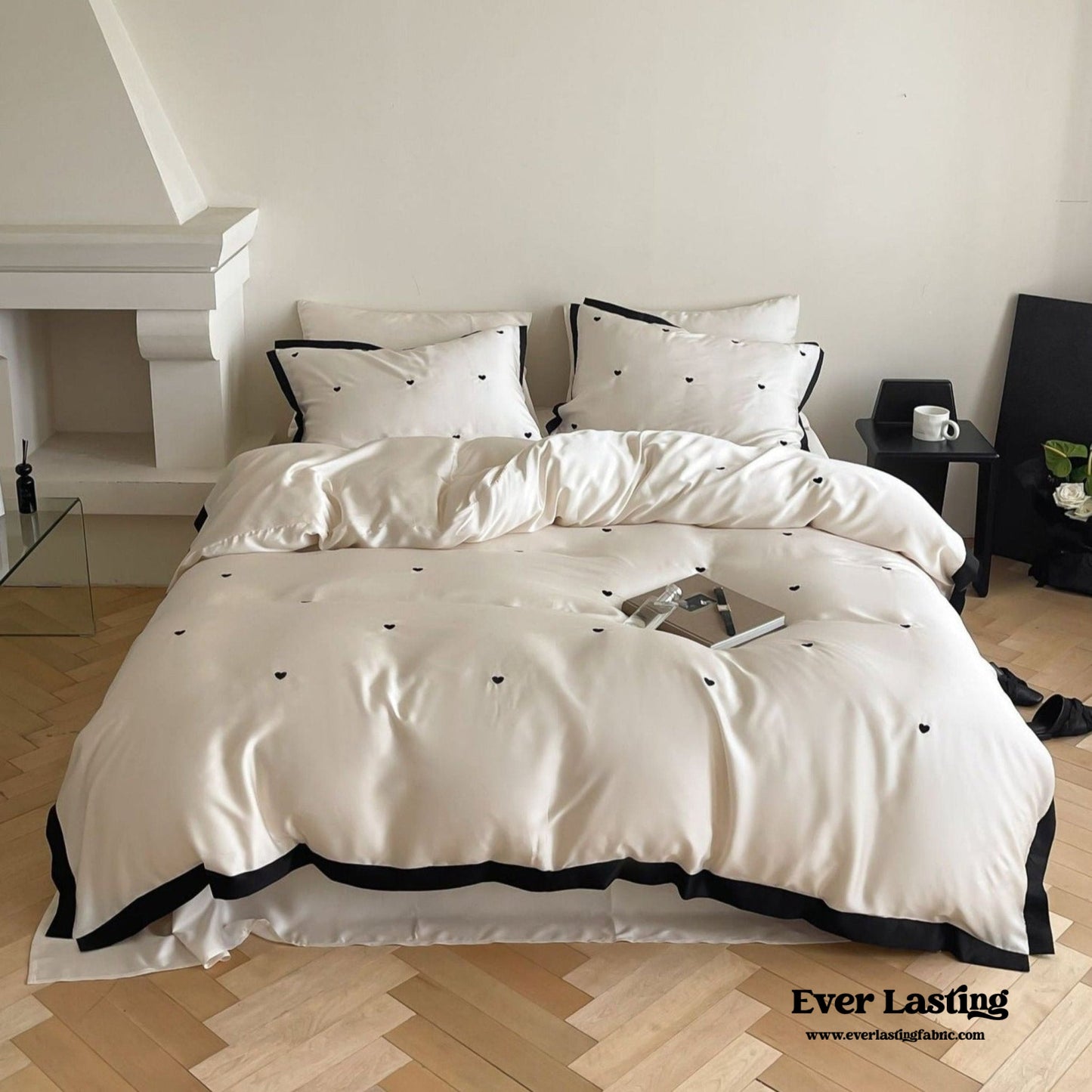 Silky Black Heart White Bedding Set / White + Black