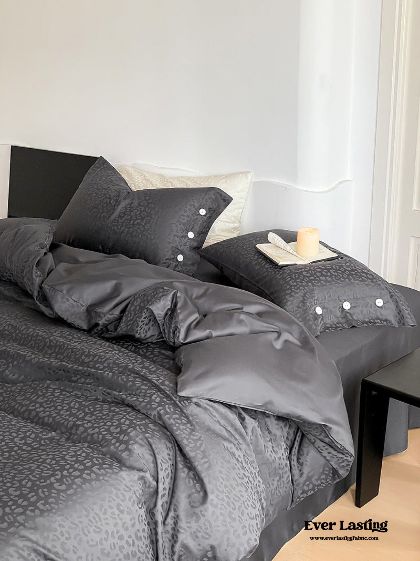 Silky Leopard Buttoned Bedding Set / Black Gray
