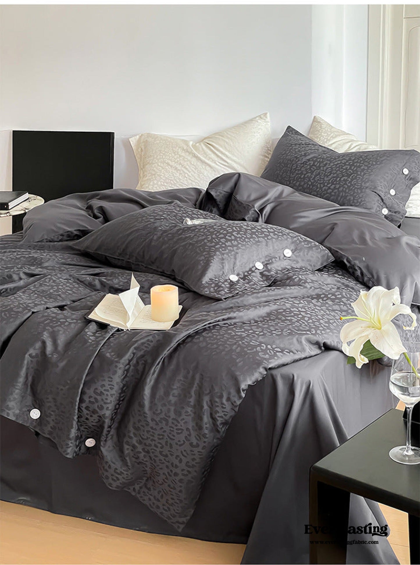 Silky Leopard Buttoned Bedding Set / Black Gray