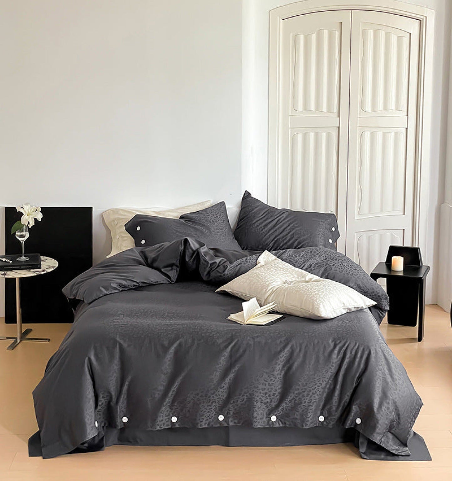Silky Leopard Buttoned Bedding Set / Black Gray