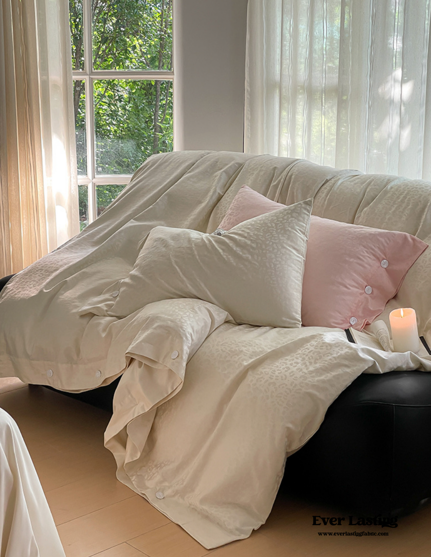 Silky Leopard Buttoned Bedding Set / Ivory White