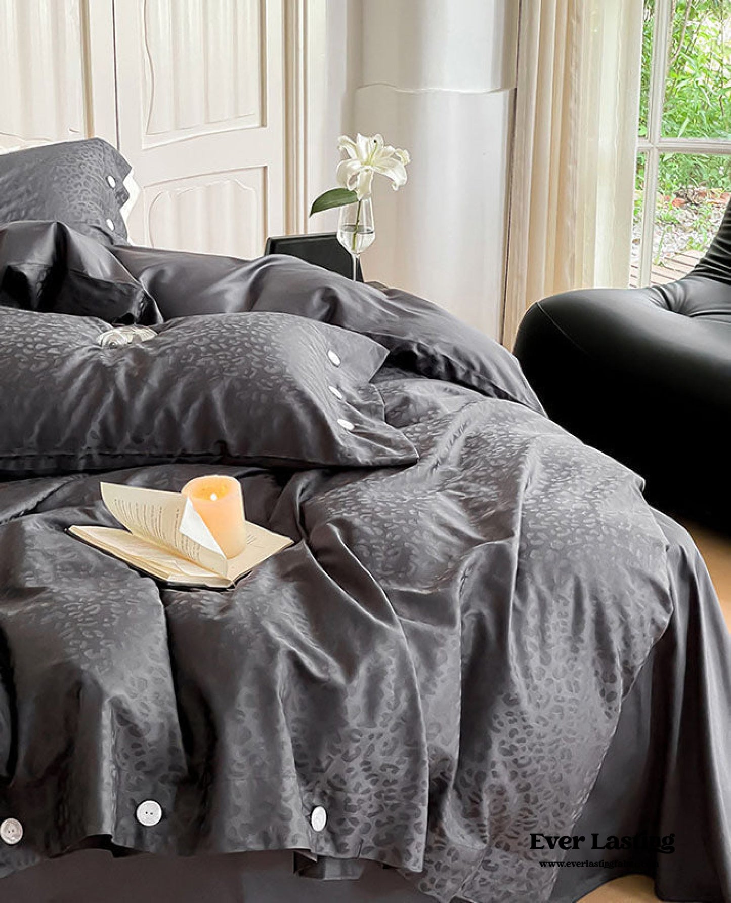 Silky Leopard Buttoned Bedding Set / Ivory White