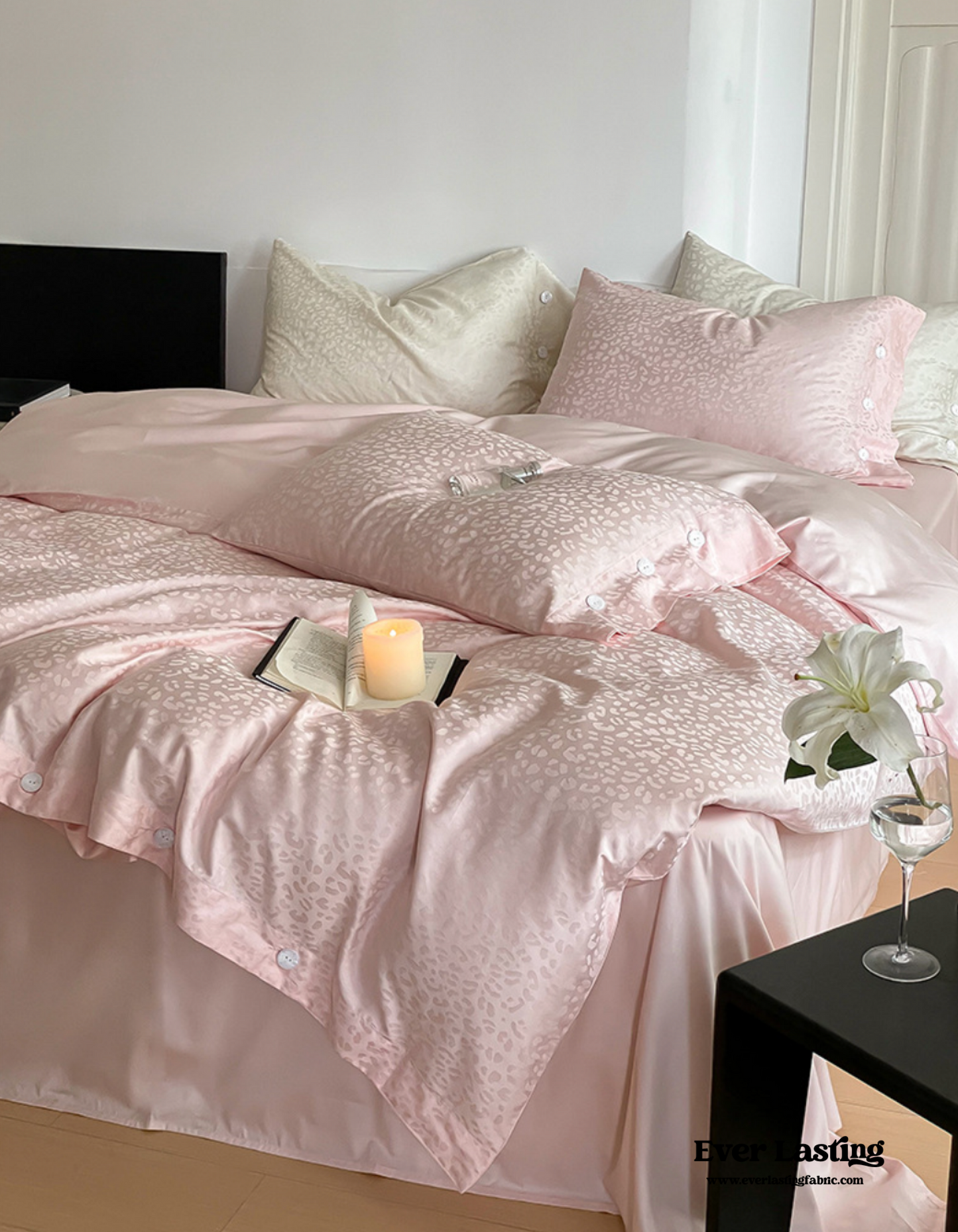 Silky Leopard Buttoned Bedding Set / Ivory White