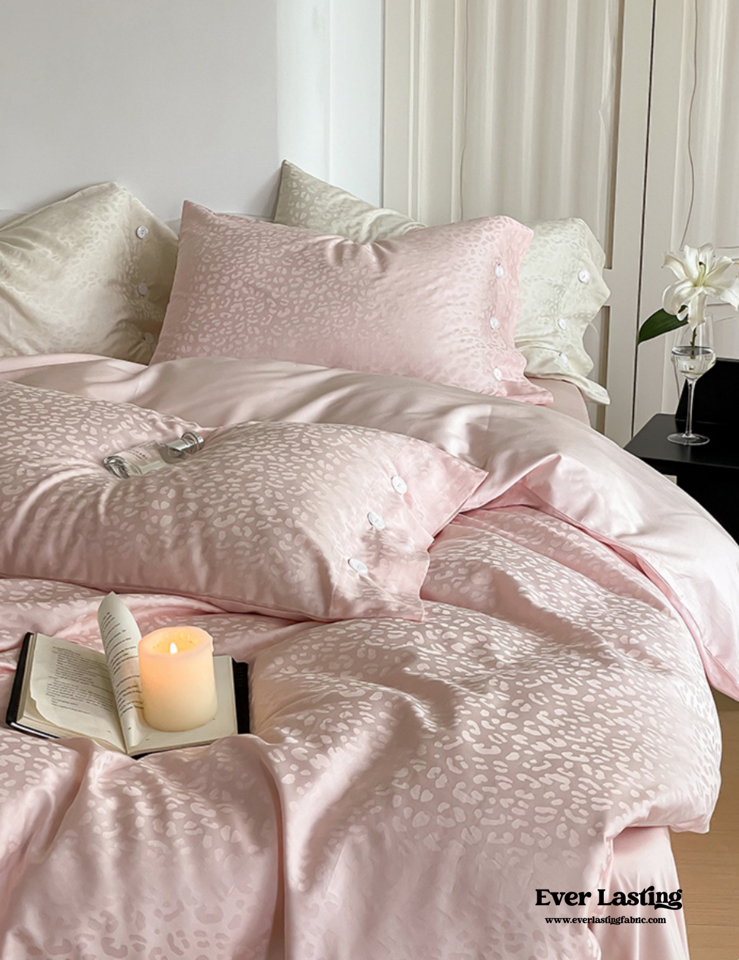 Silky Leopard Buttoned Bedding Set / Ivory White