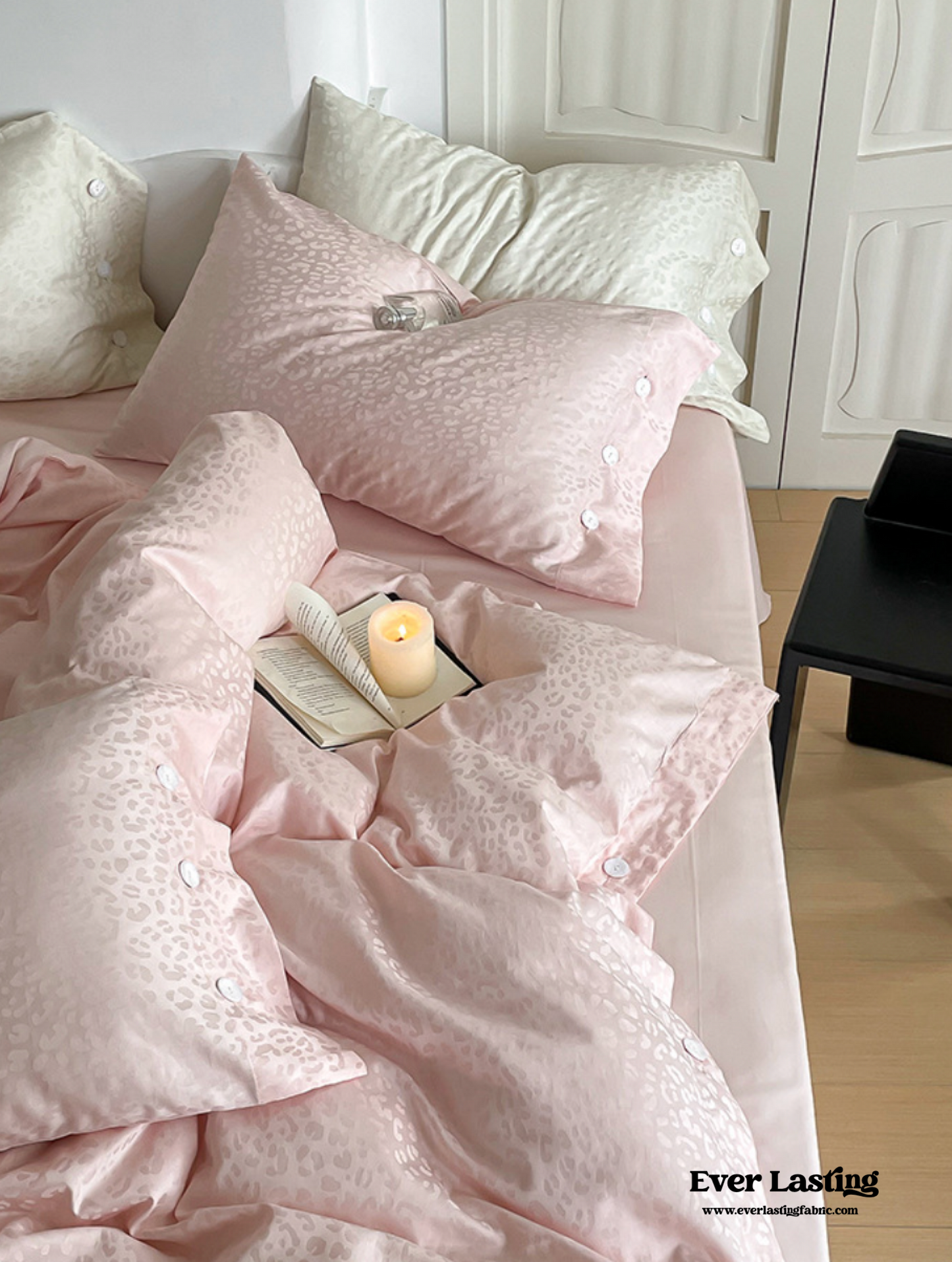 Silky Leopard Buttoned Bedding Set / Ivory White