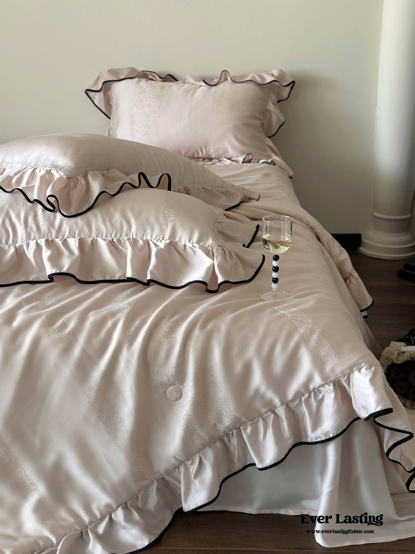 Silky Ruffle Blanket Comforter Set / White