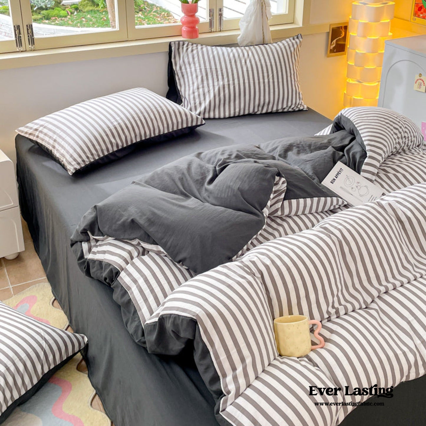 Striped Bedding Set / Gray