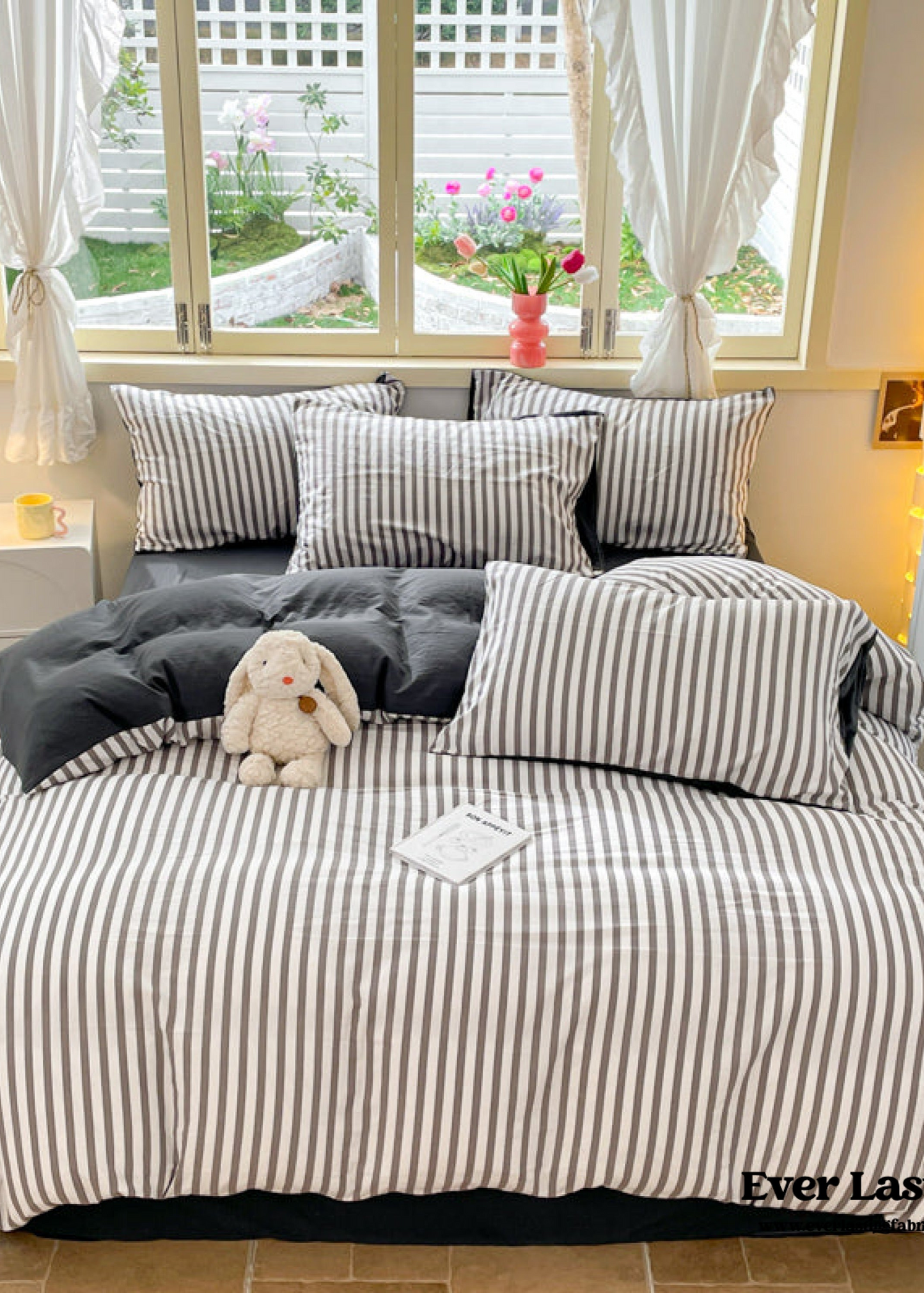 Striped Bedding Set / Gray