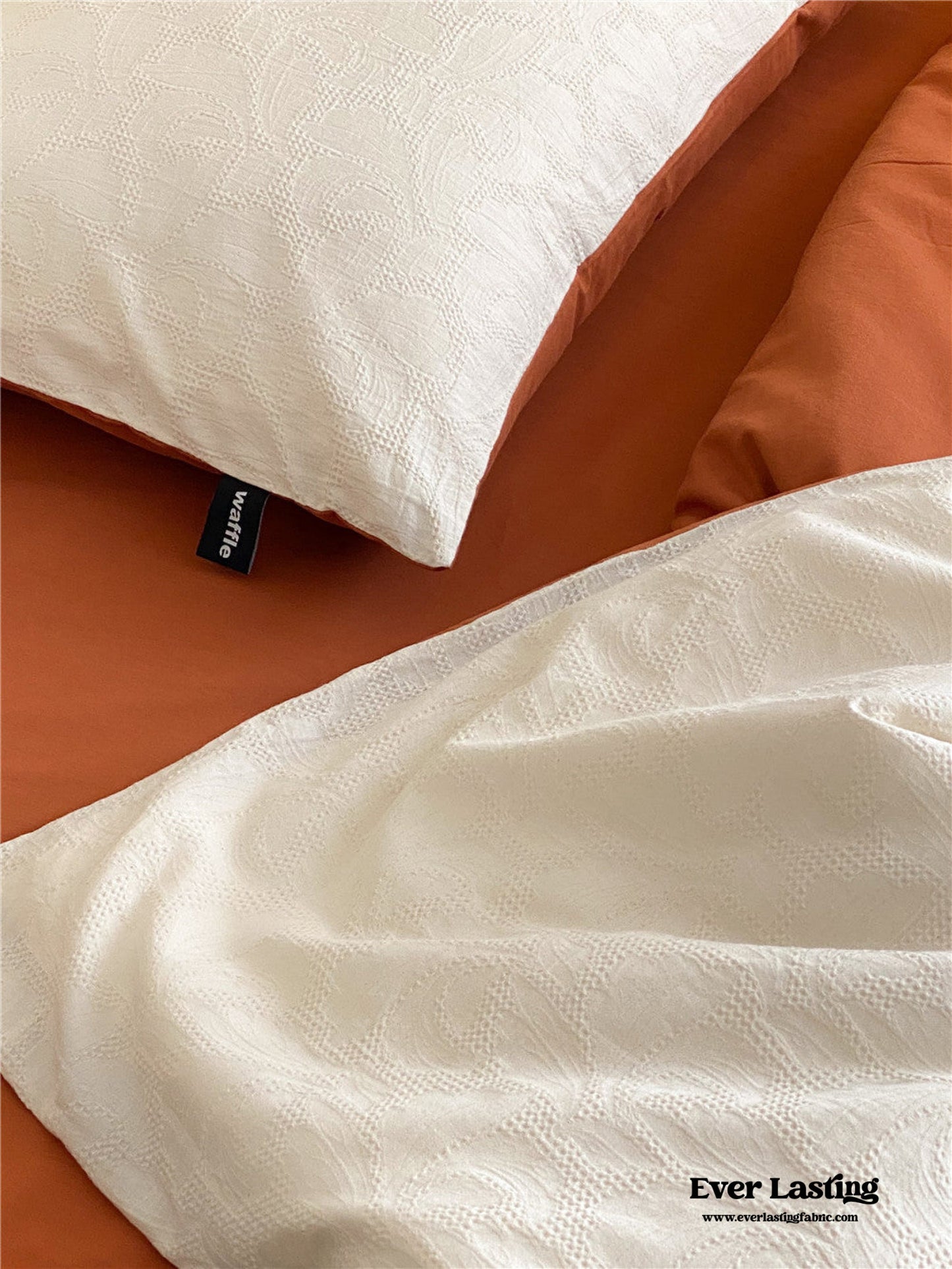 Textured Floral Bedding Set / White Red