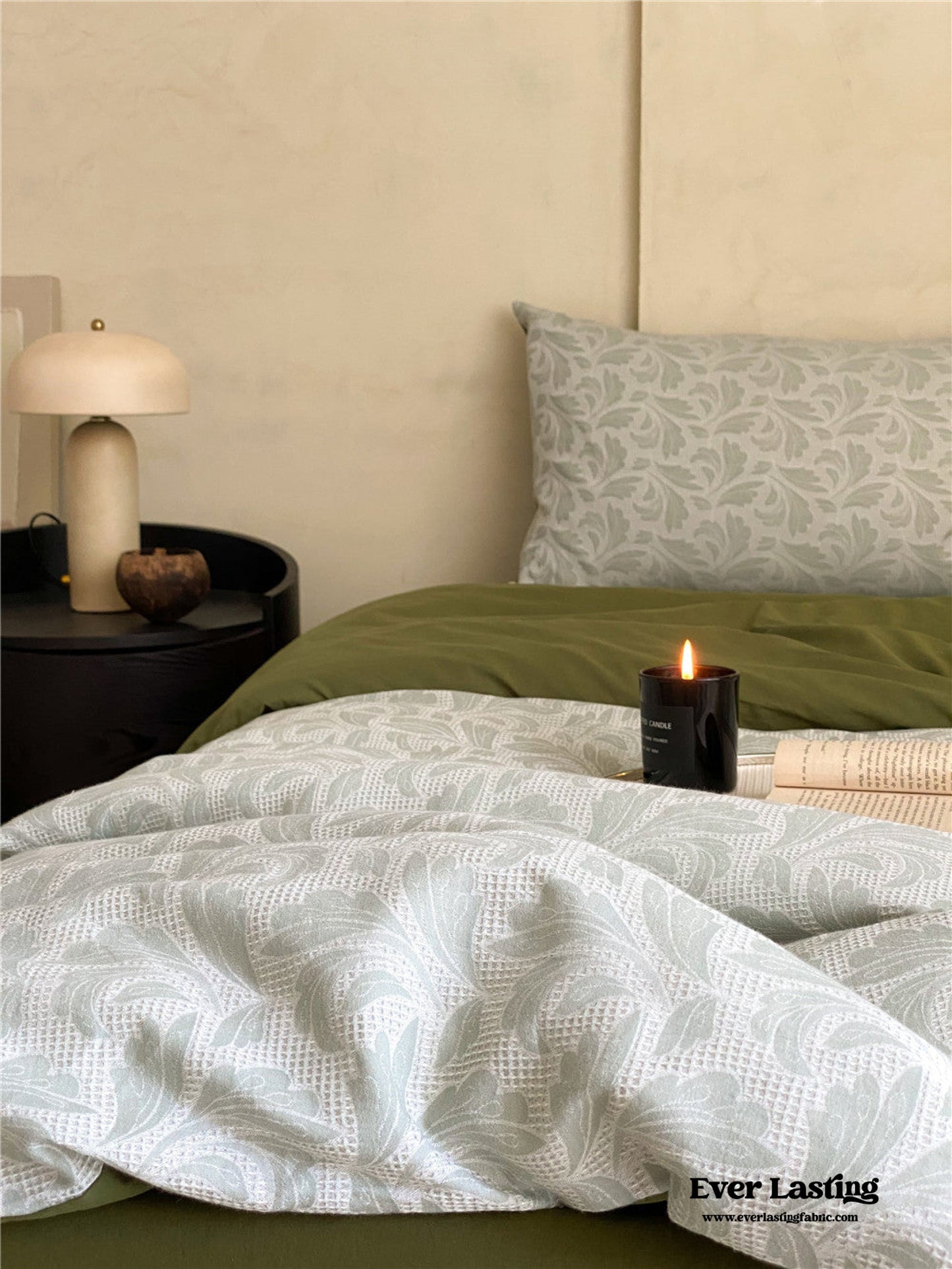 Textured Floral Bedding Set / White Red