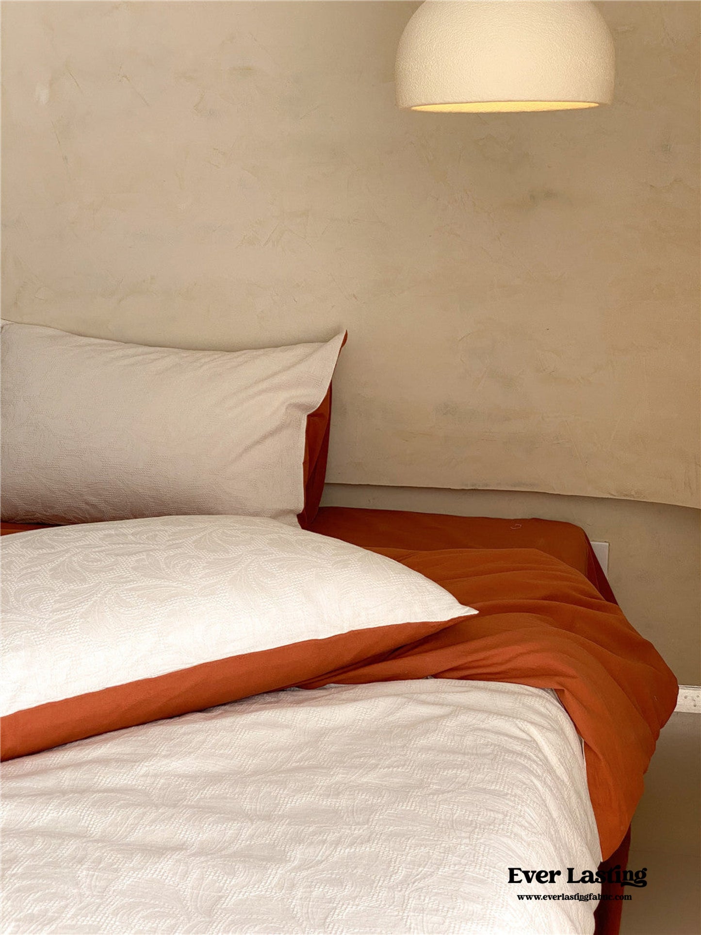 Textured Floral Bedding Set / White Red