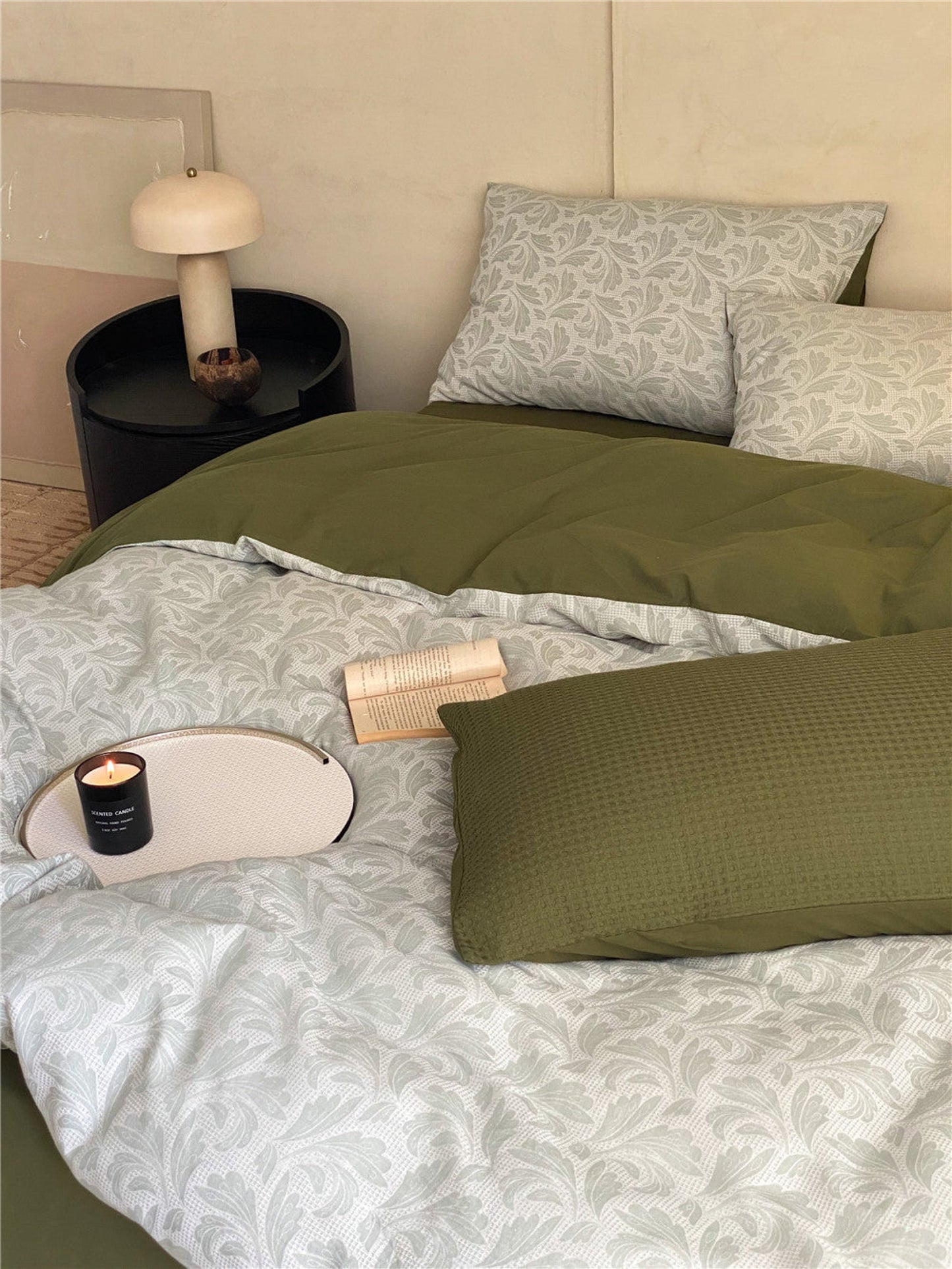 Textured Floral Bedding Set / White Red