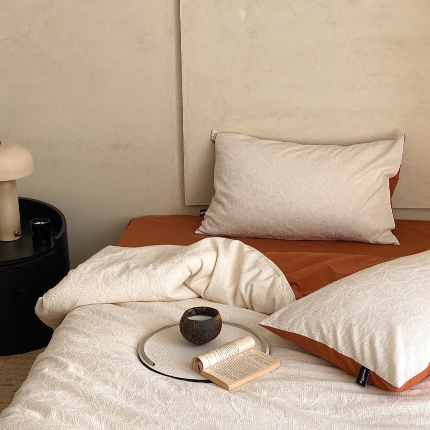 Textured Floral Bedding Set / White Red